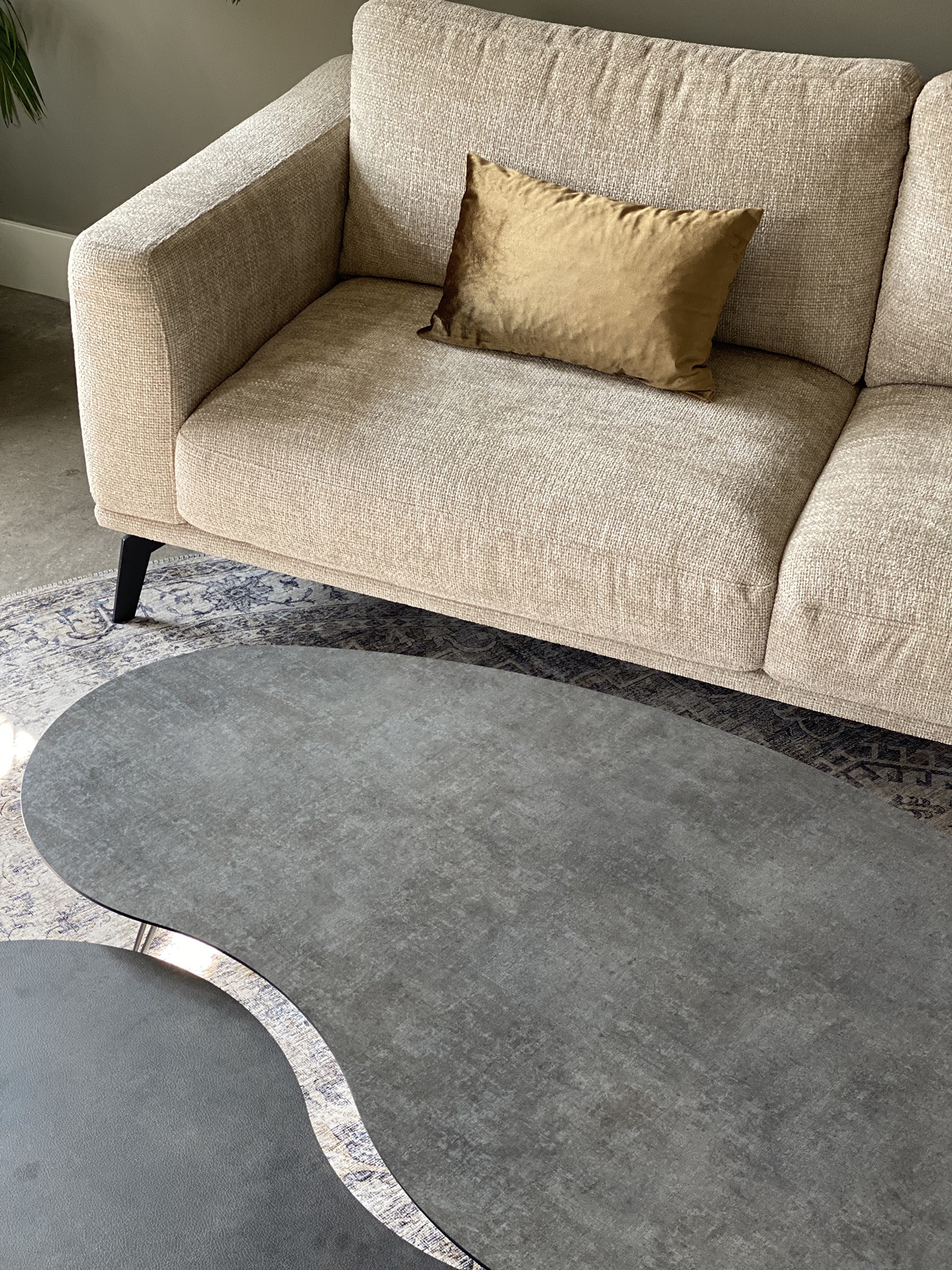 Vloerkleed met maatwerk bank en tafels