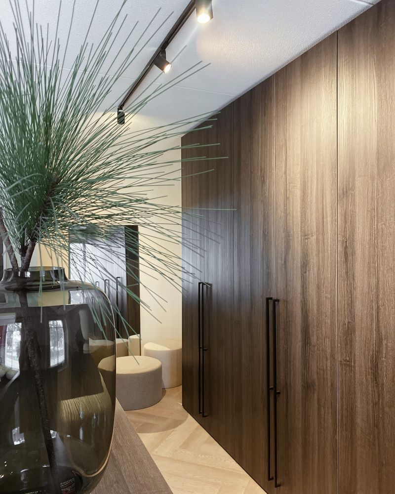 De perfecte kledingkast. Laten maken van een kast op maat bij Wessels Wonen.